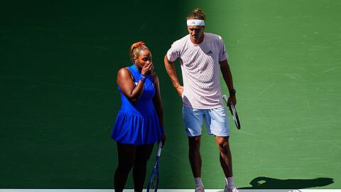Alexander Zverev (r) ist im Mixed-Wettbewerb der US Open fr&uuml;h ausgeschieden.