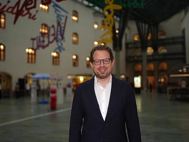 Benjamin Nist, Vertriebsleiter bei der Sparkassen Immobilien Service GmbH im Foyer der Stadtsparkasse im Tal. Auf die Rendite-Erwartung kommt es beim Immobilienkauf auch an, sagt der Fachmann. Benjamin Nist, Vertriebsleiter bei der Sparkassen Immobilien Service GmbH im Foyer der Stadtsparkasse im Tal. Auf die Rendite-Erwartung kommt es beim Immobilienkauf auch an, sagt der Fachmann.