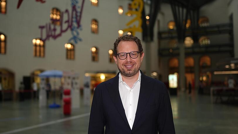 Benjamin Nist, Vertriebsleiter bei der Sparkassen Immobilien Service GmbH im Foyer der Stadtsparkasse im Tal. Auf die Rendite-Erwartung kommt es beim Immobilienkauf auch an, sagt der Fachmann. Benjamin Nist, Vertriebsleiter bei der Sparkassen Immobilien Service GmbH im Foyer der Stadtsparkasse im Tal. Auf die Rendite-Erwartung kommt es beim Immobilienkauf auch an, sagt der Fachmann.