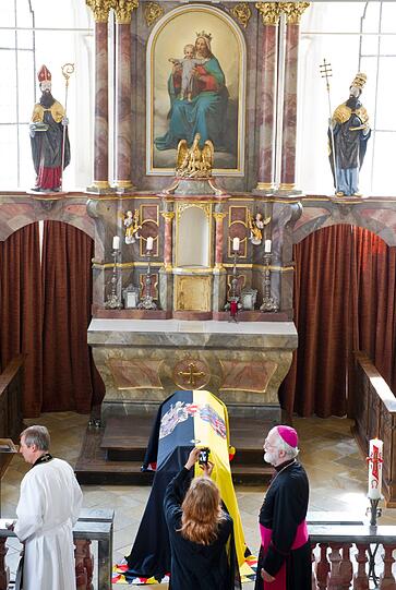 Der mit der Familienfahne bedeckte Sarg von Otto von Habsburg steht mit einem Ehrenspalier der Schützenkompanie Zirl aus Österreich, in der Sankt-Ulrichs-Kirche in Pöcking am Starnberger See, aufgebahrt am Altar.