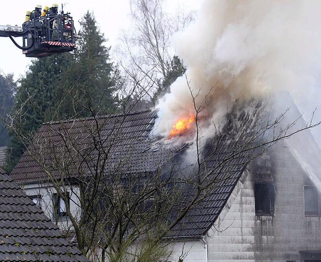 Eine Doppelhaushälfte in Aachen steht in Flammen. Drei kleine Kinder sterben in dem Inferno. Die Bilder vom Löscheinsatz.