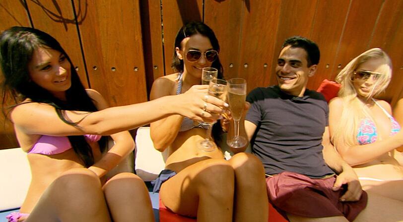 Das Publikum hat Silva als Ersten aus dem Camp herausgewählt. Jetzt vergnügt er sich im Spa-Bereich des Hotels mit schönen Frauen im Bikini.