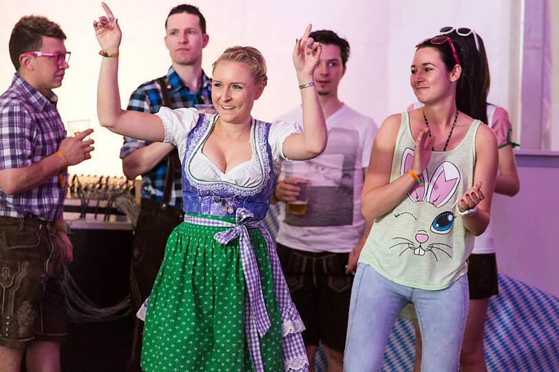Dirndl und Lederhosen am kroatischen Strand: Bilder von der wilden Springbreak Wiesn-Party zum Durchklicken!
