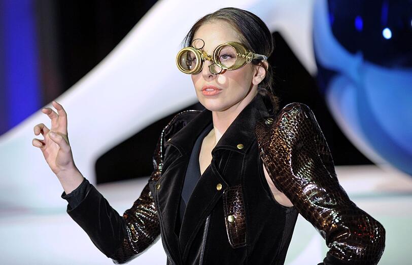 Lady Gaga und das fliegende Kleid "Volantis": Bei der Release-Party zu "Artpop" ist die Pop-Diva abgehoben. Die Bilder.