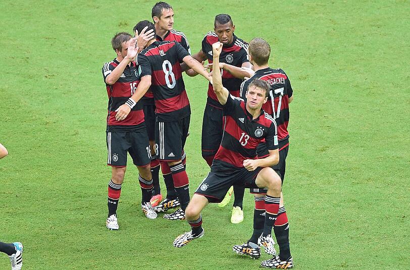 Jogis Jungs jubeln nach Müllers Treffer zum 1:0.