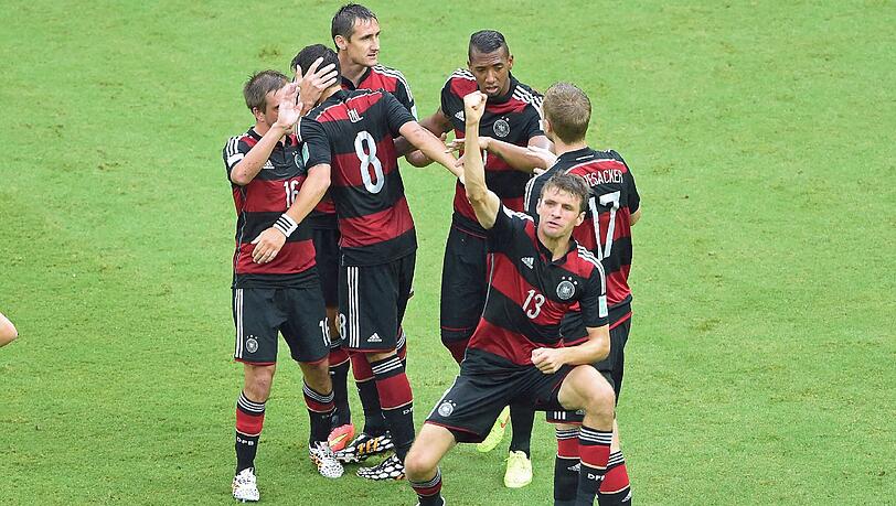 Jogis Jungs jubeln nach Müllers Treffer zum 1:0. Jogis Jungs jubeln nach Müllers Treffer zum 1:0.