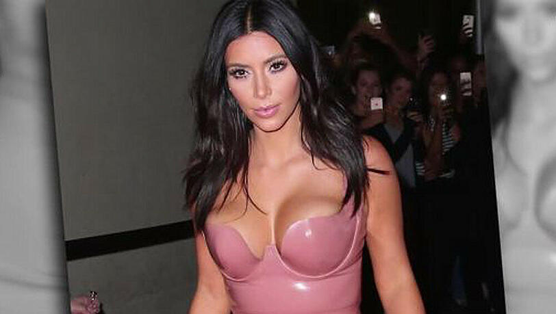 Kim Kardashian in einem äußerst interessanten "Wurst"-Outfit Kim Kardashian in einem äußerst interessanten "Wurst"-Outfit