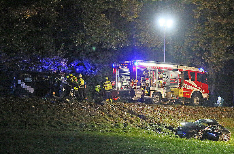 Nach dem Zusammenstoß wurde der 21-Jährige in seinem Audi-Wrack eingeklemmt. Er starb noch am Unfallort. Die Bilder vom Unfall.