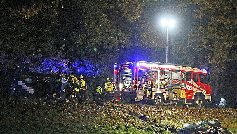 Nach dem Zusammenstoß wurde der 21-Jährige in seinem Audi-Wrack eingeklemmt. Er starb noch am Unfallort. Die Bilder vom Unfall. Nach dem Zusammenstoß wurde der 21-Jährige in seinem Audi-Wrack eingeklemmt. Er starb noch am Unfallort. Die Bilder vom Unfall.
