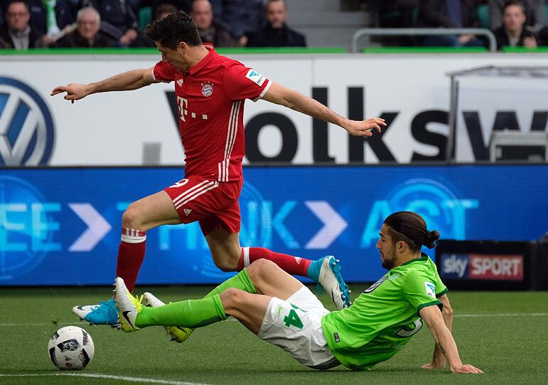 JOSHUA KIMMICH: NOTE 2. Weil Alonso wegen Erkältung kurzfristig passen musste, rückte der Nationalspieler in die Startelf. Immerhin ein versöhnlicher Abend für den so oft in dieser Saison gefrusteten Mittelfeldspieler, der wenige Startelf-Einsätze hatte (vor allem in der Rückrunde) und kommende Saison Rechtsverteidiger spielen soll. Leitete das 5:0 mit einem frechen Chip ein, knallte die Kugel zum 6:0 rein (85.).
