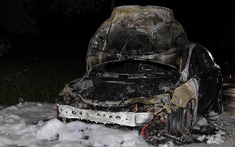 Der Fahrer konnte sich gerade noch in Sicherheit bringen, das Auto war jedoch nicht mehr zu retten.