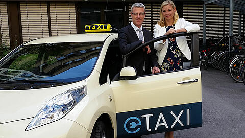 Umweltreferentin Stephanie Jacobs und Alexander Kreipl vom ADAC Südbayern mit einem E-Taxi.