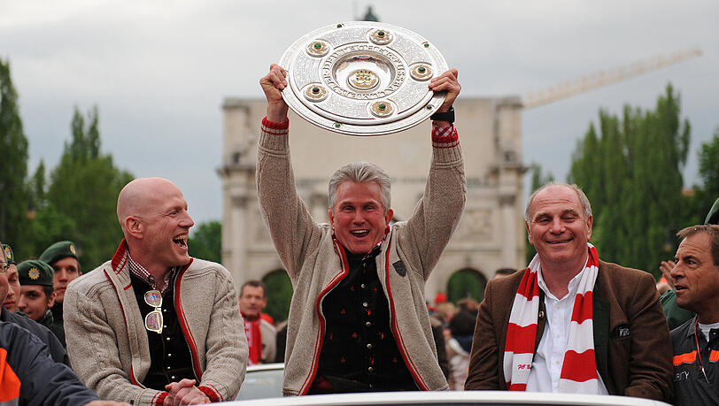 Unter dem Siegestor: Heynckes feiert im Juni 2013 gemeinsam mit Sportvorstand Matthias Sammer (l) und Präsident Uli Hoeneß (r.) das Triple. Unter dem Siegestor: Heynckes feiert im Juni 2013 gemeinsam mit Sportvorstand Matthias Sammer (l) und Präsident Uli Hoeneß (r.) das Triple.