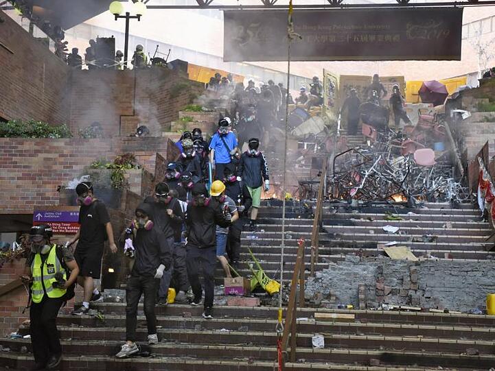 Demonstranten verlassen den Campus der Polytechnischen Universität in Kowloon.