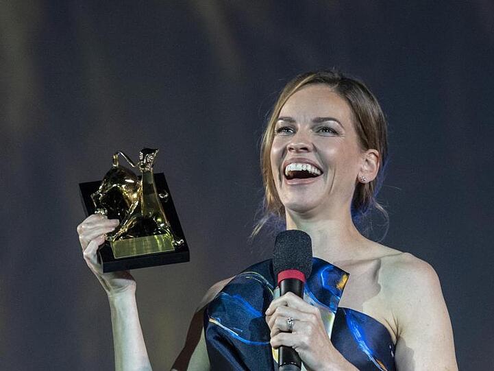 Hilary Swankmit ihrem Leopard Club Award.
