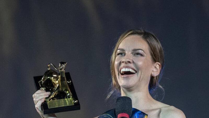 Hilary Swankmit ihrem Leopard Club Award. Hilary Swankmit ihrem Leopard Club Award.