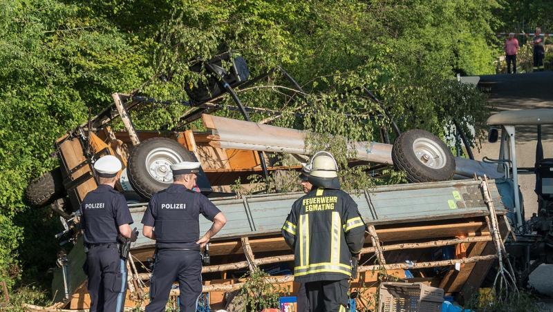 Polizei und Feuerwehr am Unfallort in Egmating. Polizei und Feuerwehr am Unfallort in Egmating.