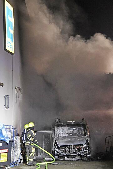 Zur Brandursache ermittelt die Polizei.