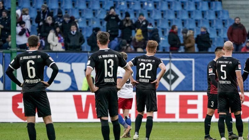 Ingolstadts Spieler verlassen den Platz nach einem Spiel. Ingolstadts Spieler verlassen den Platz nach einem Spiel.