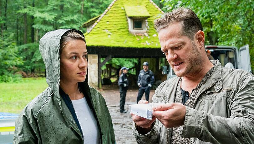 "Theresa Wolff: Waidwund": Dr. Theresa Wolff (Nina Gummich) übergibt Hauptkommissar Bruno Lewandowski (Aurel Manthei) einen Ring, der bei der Leiche gefunden wurde.