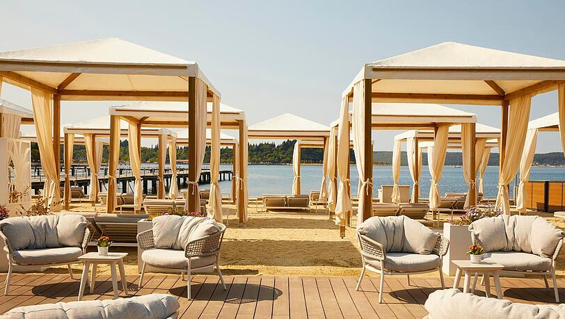 Vor dem Hotel Palace Portoroz liegt ein Sandstrand, dort bieten Cabanas Schatten. Vor dem Hotel Palace Portoroz liegt ein Sandstrand, dort bieten Cabanas Schatten.