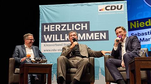 Stades Landrat Kai Seefried (l, CDU), Bayerns Ministerpräsident Markus Söder (CSU, M) und der Landesvorsitzende der CDU in Niedersachsen, Sebastian Lechner, haben vor Publikum über ihre politischen Ziele gesprochen. Stades Landrat Kai Seefried (l, CDU), Bayerns Ministerpräsident Markus Söder (CSU, M) und der Landesvorsitzende der CDU in Niedersachsen, Sebastian Lechner, haben vor Publikum über ihre politischen Ziele gesprochen.