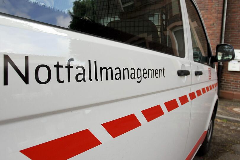 Ein ICE fängt auf der Strecke zwischen Würzburg und Frankfurt am
Main plötzlich Feuer. Der Brand ist schnell gelöscht, die rund 400
Fahrgäste bleiben unverletzt.