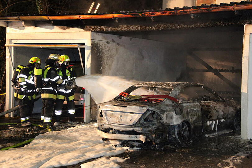 Das Auto völlig zerstört, die Garage in Vollbrand: In Waldkraiburg ist ein Carport abgebrannt. Die Bilder vom spektakulären Feuerwehreinsatz.