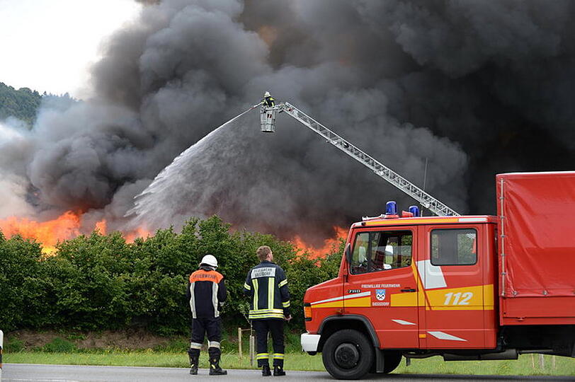 Bei Siegsdorf im Landkreis Traunstein steht am Sonntagmittag ein Bauernhof in Flammen.
