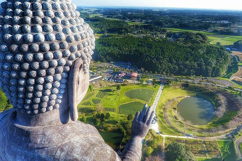 Der große Buddha von oben in Ushiku in Japan.