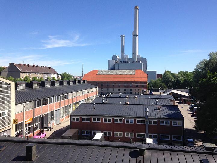 Die Trafohalle an der Hans-Preißinger-Straße mit dem Heizkraftwerk Süd im Hintergrund.