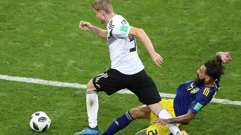 Jimmy Durmaz (r.) foult Timo Werner. Den anschließenden Freistoß hat Toni Kroos direkt verwandelt.