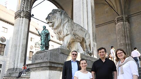 Markus Hösel-Wechner (li.) und Nicole Böcher (re.) singen im UniCredit Opern-Chor, den Amelie Erhardt (2.v.l.) einstudiert hat und den Stellario Fagione (2.v.r.) auf dem Odeonsplatz dirigiert.