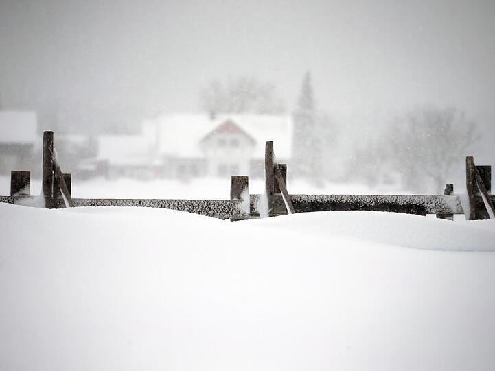 Ein Schneefangzaun steht im tiefen Schnee. Foto: Karl-Josef Hildenbrand