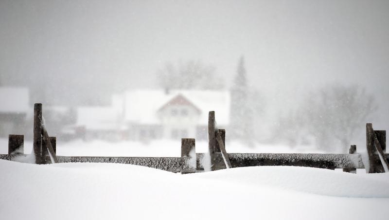 Ein Schneefangzaun steht im tiefen Schnee. Foto: Karl-Josef Hildenbrand Ein Schneefangzaun steht im tiefen Schnee. Foto: Karl-Josef Hildenbrand
