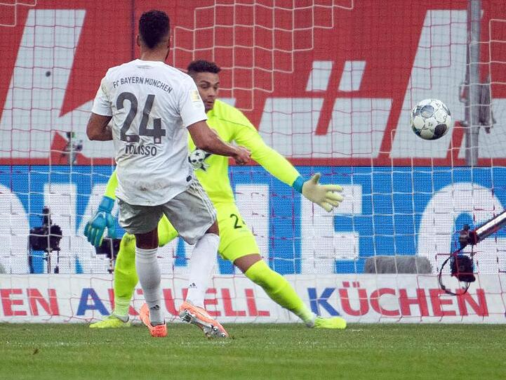 Der Münchner Corentin Tolisso (vorn) erzielt das 2:0 gegen Torwart Zack Steffen.