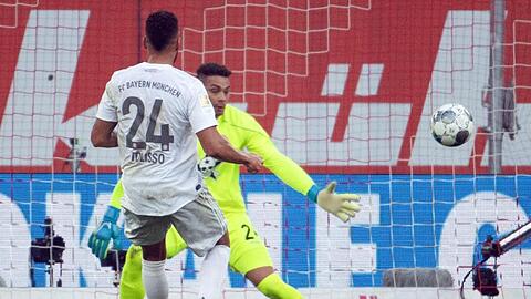 Der Münchner Corentin Tolisso (vorn) erzielt das 2:0 gegen Torwart Zack Steffen.