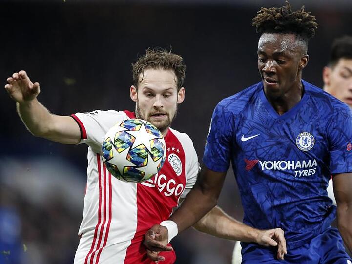 Tammy Abraham (r) von Chelsea und Daley Blind von Ajax im Duell um den Ball.