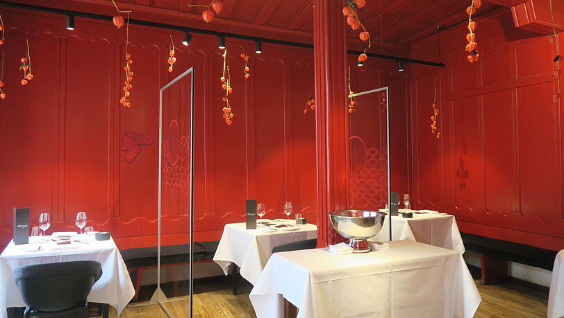Der Salon Rouge im ersten Stock des ehemaligen Restaurants Hofer in der Dienerstraße: Hier bleibt alles erstmal menschenleer. Der Salon Rouge im ersten Stock des ehemaligen Restaurants Hofer in der Dienerstraße: Hier bleibt alles erstmal menschenleer.