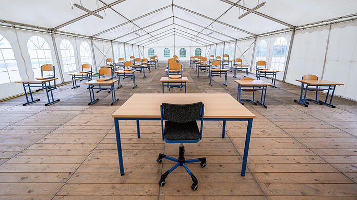 Bio statt Blasmusik: Die Grundschule Rettenbach nutzt ein Zelt als Klassenzimmer.