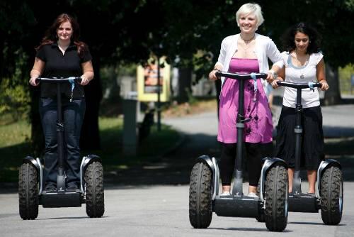 Patricia, Sahar und Tanja auf ihren Segways.