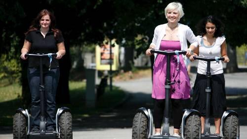 Patricia, Sahar und Tanja auf ihren Segways. Patricia, Sahar und Tanja auf ihren Segways.