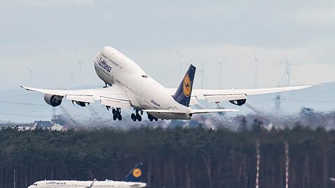 Eine Lufthansa-Maschine startet vom Flughafen Frankfurt: Fraport will mit einer Steigerung der Passagierzahlen am Jahresende zwischen 56,5 und 63,5 Millionen Fluggäste abgefertigt haben.