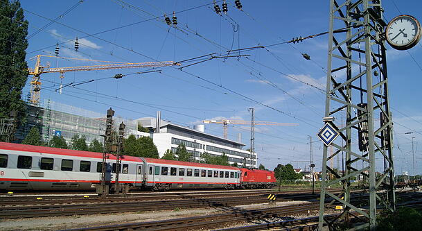 Am Montag, den 17. Februar, beginnen die SWM mit dem ersten Bauabschnitt. Bis 9. März wird die Strecke zwischen Poccistraße und Implerstraße modernisiert – inklusive der Bahnhöfe. Am Montag, den 17. Februar, beginnen die SWM mit dem ersten Bauabschnitt. Bis 9. März wird die Strecke zwischen Poccistraße und Implerstraße modernisiert – inklusive der Bahnhöfe.