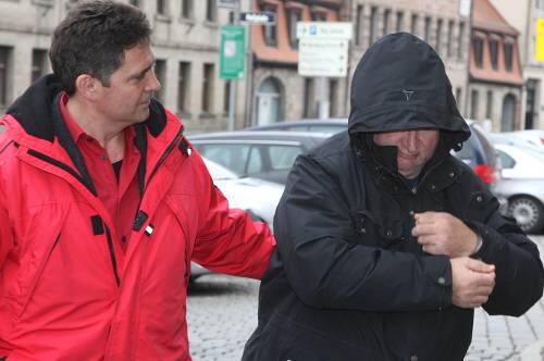 Der Täter Toni N. (60) wird von einem Kripo-Beamten zum Haftrichter geführt.