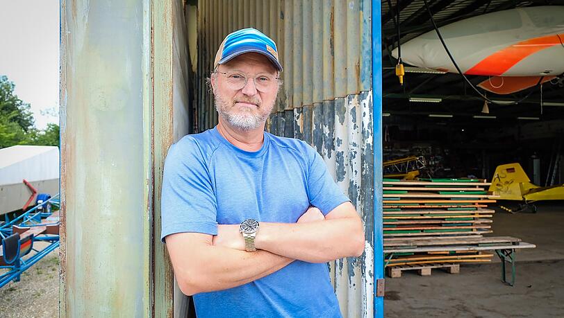 Pilot Sascha Odermann (49) am Flugplatz in Königsdorf. In der Halle hinter ihm stehen Prototypen von Segel- und Motorflugzeugen – gebaut von Studenten. Mit einem von diesen flog er die vergangenen zwei Jahre Herzl über die Wiesn. Heuer wird das nicht gehen.
