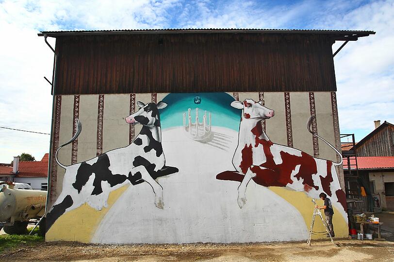 Der Münchner Graffiti-Künstler "Loomit" macht ein Landwirtschafts-Silo zum Kunstwerk.