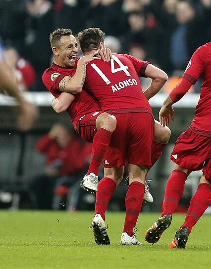 RAFINHA: NOTE 3.
Bayerns Rechtsverteidiger spielt jetzt eben links. Agierte dort genauso giftig. Immer wieder in Wortgefechte mit Schiedsrichter und Gegner verwickelt.