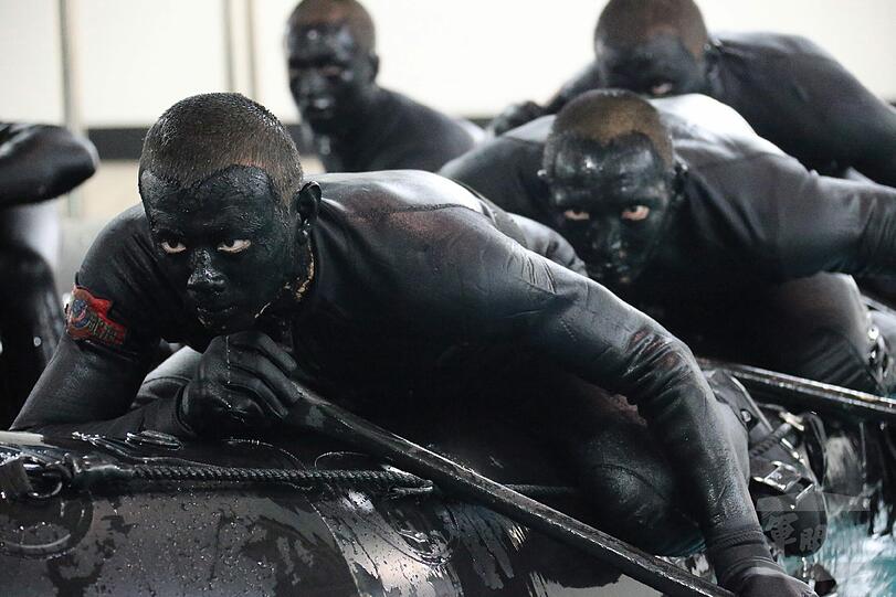 Taiwans Marine zeigt ihre Wehrhaftigkeit: sie veröffentlichte Bilder ihrer "frogmen" bei einer Übung.