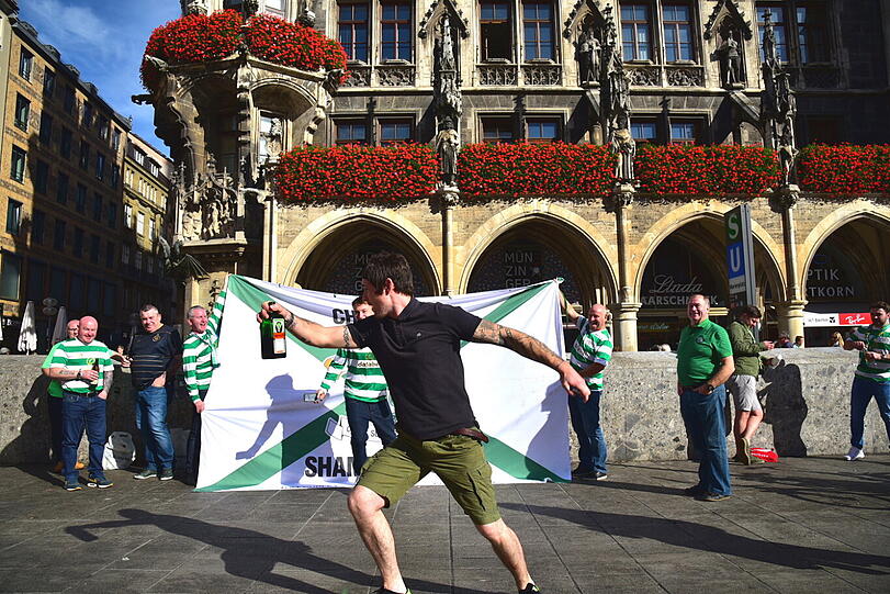 Auf dem Marienplatz feiern bereits die Celtic-Fans.